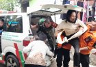 Babinsa Koramil 04/Karangkobar Serda Iwan Priyanto Bantu Tenaga Medis Evakuasi Pasien ODGJ