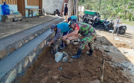 Babinsa Koramil 04 Karangkobar Bantu Warga Bangun Pondasi Warung