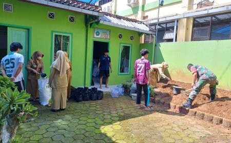 Peduli Ketahanan Pangan,Babinsa Dan Pemerintah Kelurahan Olah Lahan Untuk Ditanami Sayuran.