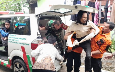 Babinsa Koramil 04/Karangkobar Serda Iwan Priyanto Bantu Tenaga Medis Evakuasi Pasien ODGJ