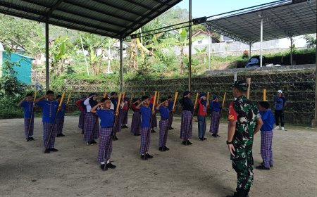 Babinsa Melaksanakan Pelatihan PBB dalam Persiapan Lomba Hari Pramuka