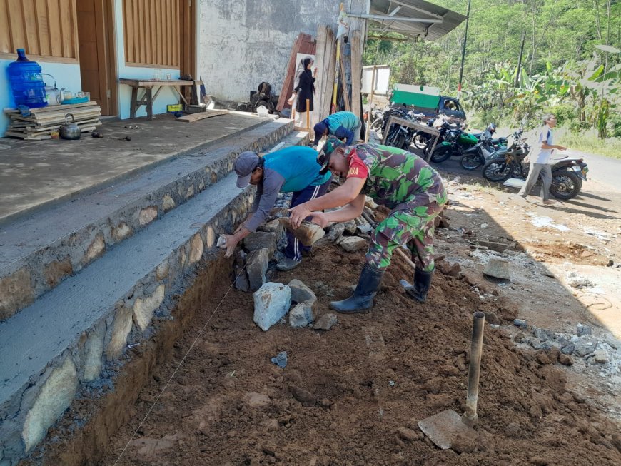 Babinsa Koramil 04 Karangkobar Bantu Warga Bangun Pondasi Warung