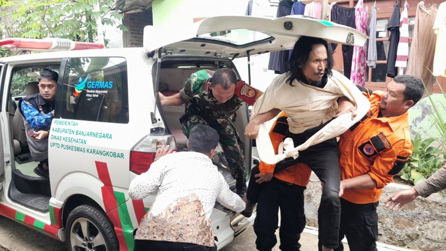 Babinsa Koramil 04/Karangkobar Serda Iwan Priyanto Bantu Tenaga Medis Evakuasi Pasien ODGJ