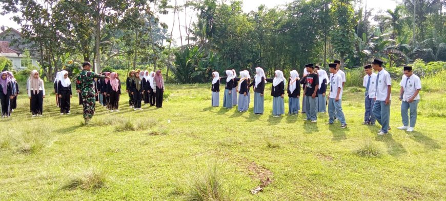 Babinsa Beri Pendidikan Karakter di Sekolah Banjarnegara