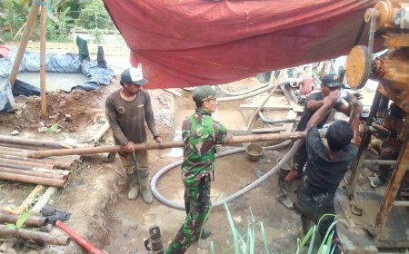 Babinsa Laksanakan Pendampingan Dan Bantu Dalam Pembuatan Sumur Bor Program Unggulan Kasad