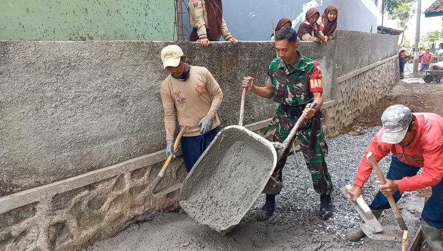 Meningkatkan Kemanunggalan TNI Dengan Warga Babinsa Gotong Royong Pengecoran Jalan
