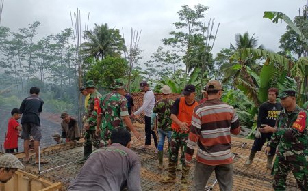 Karya Bakti Babinsa Bantu Pengecoran Pembangunan Masjid Di Wilayah Koramil 14/Madukara 