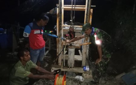 Babinsa 01 Dampingi Terus Dan Bantu Pekerja, Dalam Pembuatan Sumur Bor