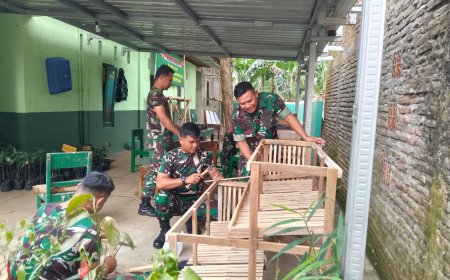 Danramil bersama Anggota Lakukan Pembuatan Kandang Ayam Petelur