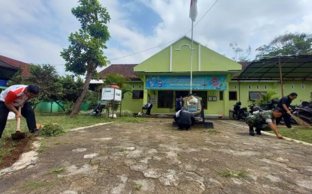 WORLD CLEAN UP DAY, BABINSA BERSAMA PERANGKAT DESA LAkSANAKAN PEMBERSIHAN LINGKUNGAN  KANTOR DESA AMPELSARI. 