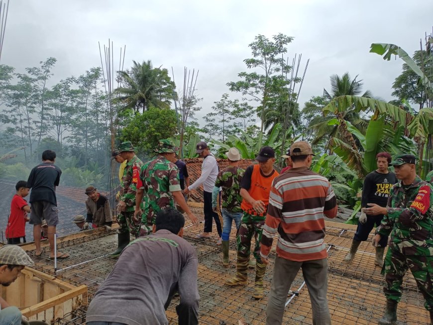 Karya Bakti Babinsa Bantu Pengecoran Pembangunan Masjid Di Wilayah Koramil 14/Madukara 