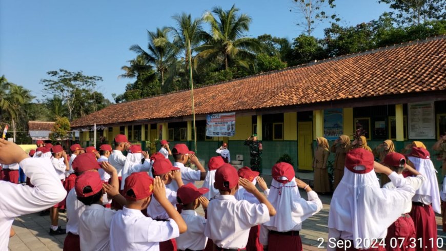 Babinsa Aktif menjadi Pembina Upacara di Desa Binaan 