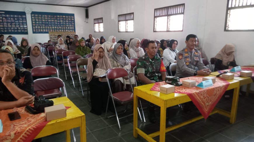 Wakili Danramil 12/ Sigaluh, Sertu Seno Sumartanto Hadiri Rapat Pleno Komite Dan Wali Murid SDN 1 Sigaluh