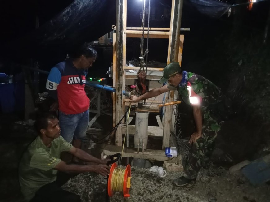 Babinsa 01 Dampingi Terus Dan Bantu Pekerja, Dalam Pembuatan Sumur Bor