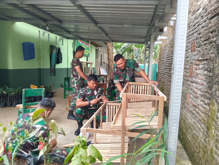 Danramil bersama Anggota Lakukan Pembuatan Kandang Ayam Petelur