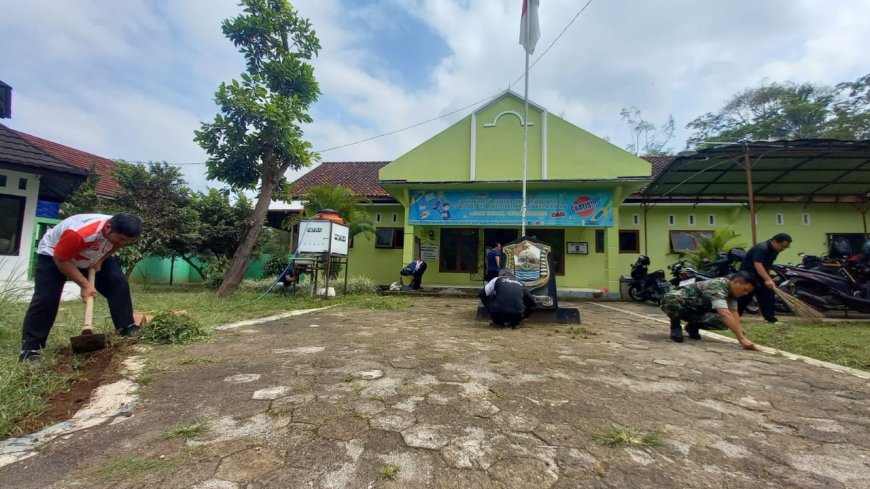WORLD CLEAN UP DAY, BABINSA BERSAMA PERANGKAT DESA LAkSANAKAN PEMBERSIHAN LINGKUNGAN  KANTOR DESA AMPELSARI. 