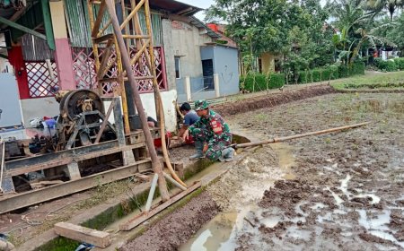 BABINSA BERSAMA POKTAN GOTONG ROYONG PEMBUATAN SUMUR BOR UNTUK OPTIMALISASI LAHAN PERTANIAN