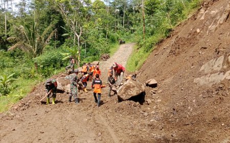 Bersama warga Babinsa laksanakan kerjabakti pembersihan tanah longsor 