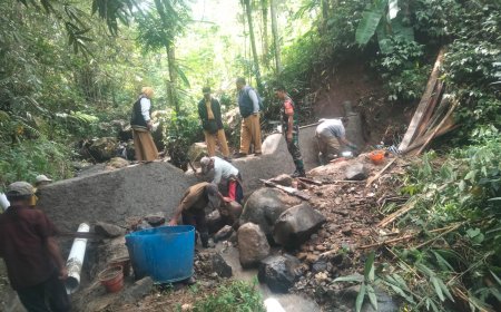 "BABINSA POSRAMIL PAGEDONGAN MELAKSANAKAN PENDAMPINGAN PEMBUATAN IRIGASI PIPANISASI DAN POMPANISASI BERSAMA PPL PAGEDONGAN"