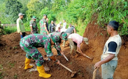 Bersama Warga Babinsa  Melaksanakan Kerja Bakti Pembersihan Longsoran Tebing