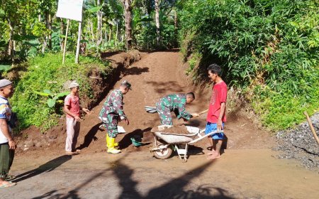 BABINSA KORAMIL 11/PUNGGELAN BANTU WARGA PEMBUATAN RABAT BETON JALAN DIDESA BINAAN