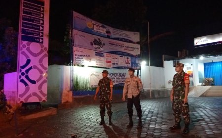 Jaga Wilayah Tetep Kondusulif Babinsa Bersama Bhabinkamtibmas Karangkobar Melaksanakan Patroli Malam Hari