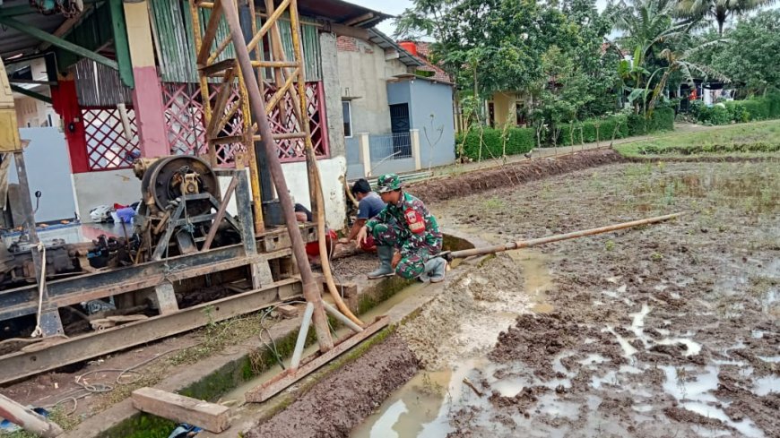 BABINSA BERSAMA POKTAN GOTONG ROYONG PEMBUATAN SUMUR BOR UNTUK OPTIMALISASI LAHAN PERTANIAN