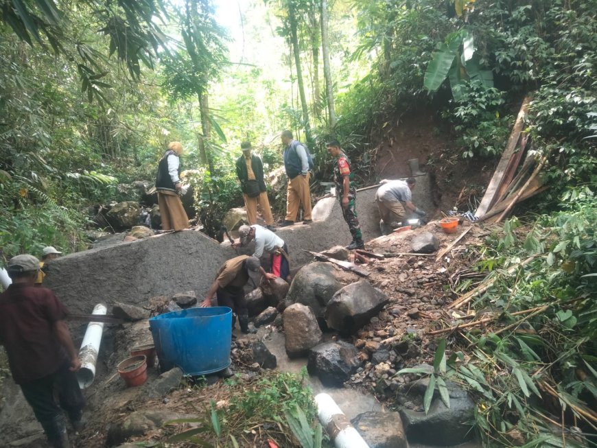 "BABINSA POSRAMIL PAGEDONGAN MELAKSANAKAN PENDAMPINGAN PEMBUATAN IRIGASI PIPANISASI DAN POMPANISASI BERSAMA PPL PAGEDONGAN"