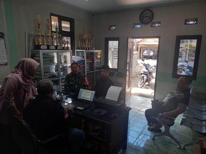 Bati Tuut Koramil 04/Karangkobar Pelda Sujatnoto Dampingi Warga Binaan  Pembuatan Akta Kelahiran