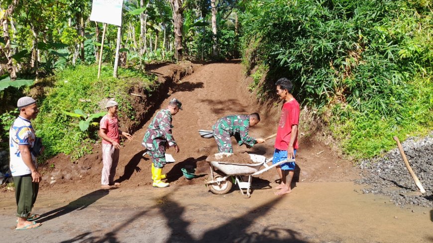 BABINSA KORAMIL 11/PUNGGELAN BANTU WARGA PEMBUATAN RABAT BETON JALAN DIDESA BINAAN