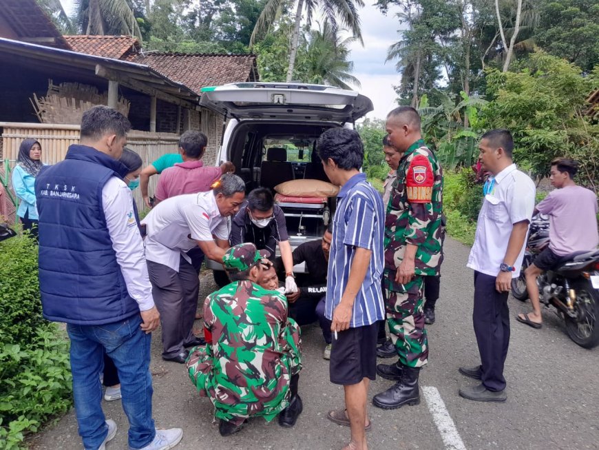 Bentuk kepedulian Babinsa dan Bhabinkamtibmas Dampingi Evakuasi Orang Dalam Gangguan Jiwa Ke Rumah Sakit