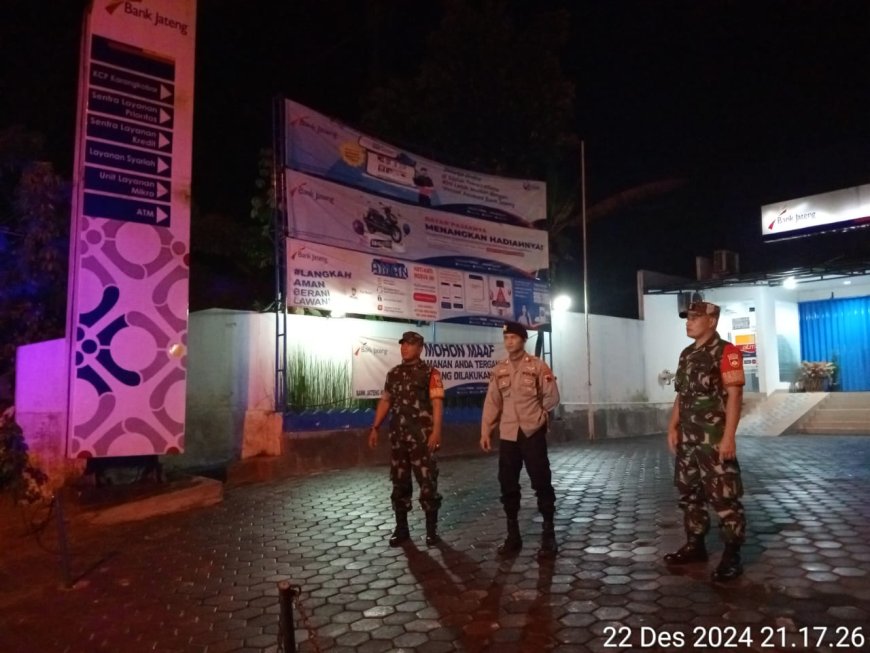 Jaga Wilayah Tetep Kondusulif Babinsa Bersama Bhabinkamtibmas Karangkobar Melaksanakan Patroli Malam Hari