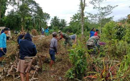 Babinsa melaksanakan kerja bakti membersihkan pemakaman umum