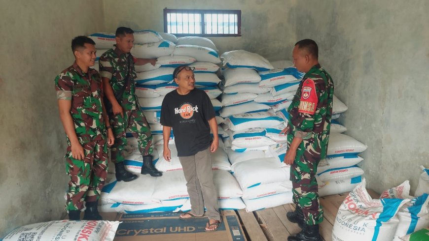 Babinsa Koramil 07 Mandiraja Patroli wilayah dan  Cek Ketersediaan Pupuk bersubsidi di desa Binaan