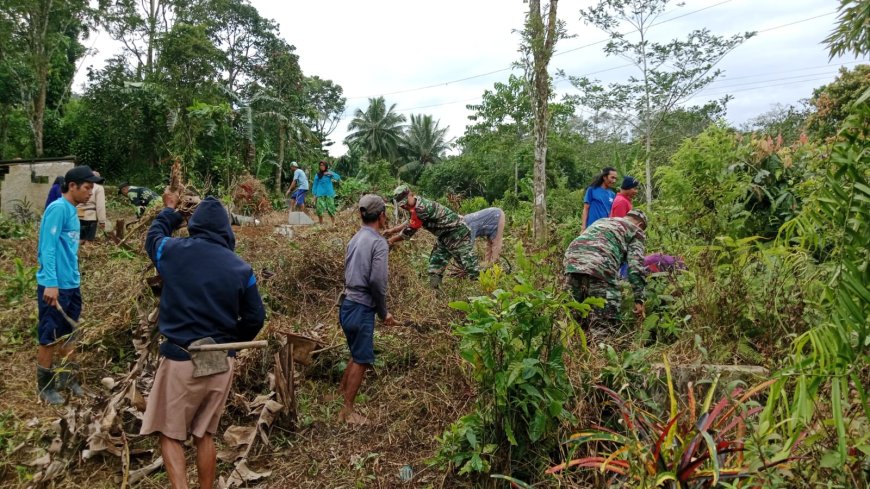 Babinsa melaksanakan kerja bakti membersihkan pemakaman umum