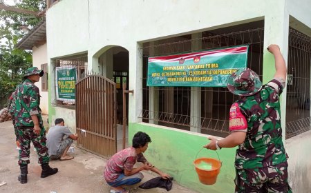 TNI dan Warga Gotong Royong Perbaiki Sekolah TPQ di Pagedongan