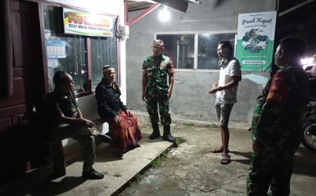 Bersama Tokoh Masyarakat Babinsa Koramil 03 Wanadadi Gelar Patroli Malam Di Poskamling Warga Di Desa Tapen
