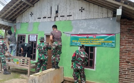 TNI dan Warga Perbaiki Posyandu Wujud Kepedulian pada Kesehatan Ibu dan Anak