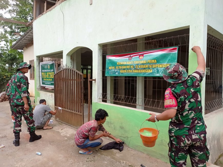 TNI dan Warga Gotong Royong Perbaiki Sekolah TPQ di Pagedongan