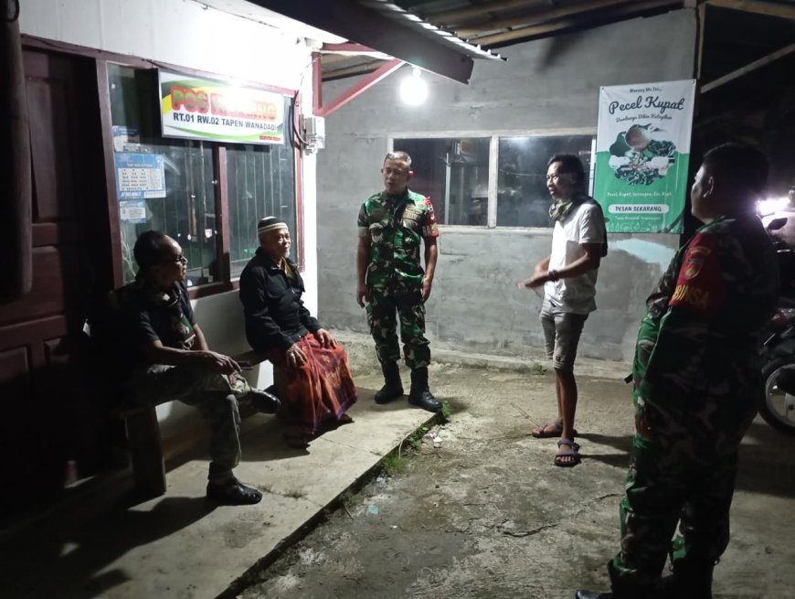 Bersama Tokoh Masyarakat Babinsa Koramil 03 Wanadadi Gelar Patroli Malam Di Poskamling Warga Di Desa Tapen