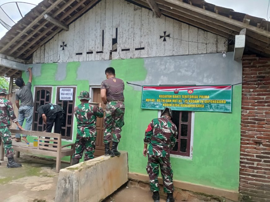 TNI dan Warga Perbaiki Posyandu Wujud Kepedulian pada Kesehatan Ibu dan Anak