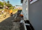 Babinsa Dampingi Pemasangan Keramik Pembangunan KDKMP di Desa Bojanegara