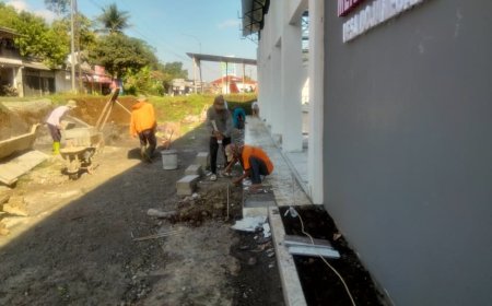 Babinsa Dampingi Pemasangan Keramik Pembangunan KDKMP di Desa Bojanegara