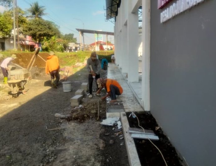 Babinsa Dampingi Pemasangan Keramik Pembangunan KDKMP di Desa Bojanegara