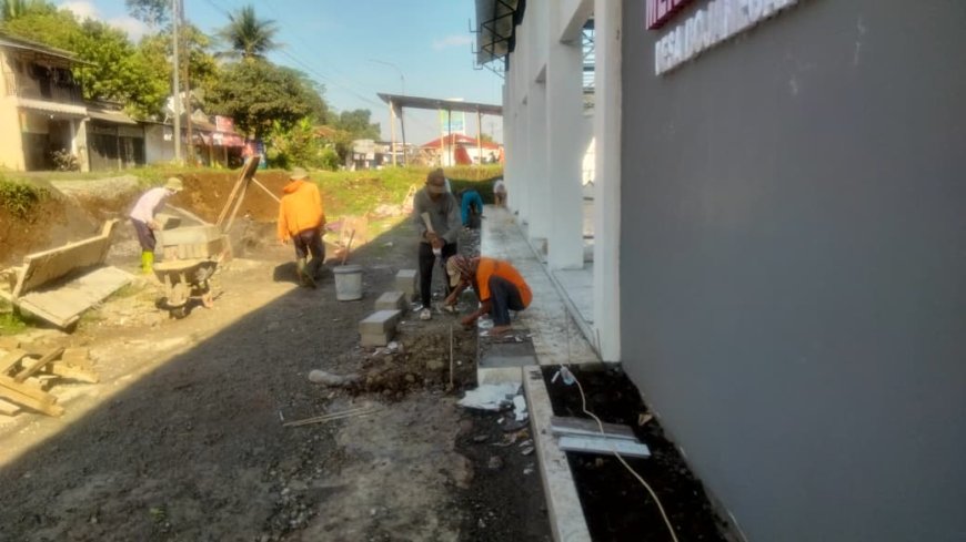 Babinsa Dampingi Pemasangan Keramik Pembangunan KDKMP di Desa Bojanegara