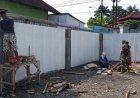 Babinsa Awasi Pengerjaan Acian Kolom dan Sponengan Dinding KDKMP