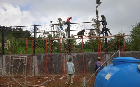 Pembangunan KDKMP di Desa Kertosari Masuki Tahap Pemasangan Rangka Atap