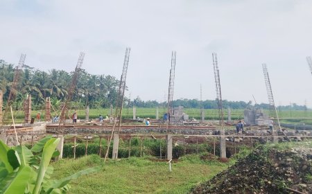 Babinsa Koramil 07 Mandiraja Dampingi Pengecoran Kolom Pembangunan KDKMP