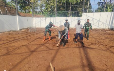 Babinsa Sigaluh Dampingi Pengecoran Gudang Gas Galon KDKMP