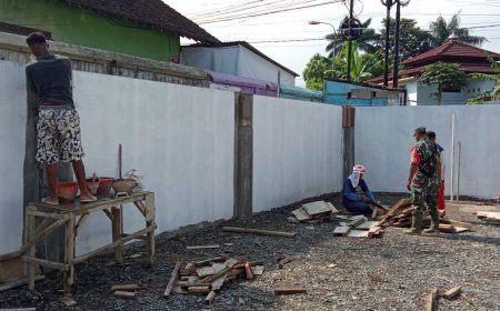 Babinsa Awasi Pengerjaan Acian Kolom dan Sponengan Dinding KDKMP